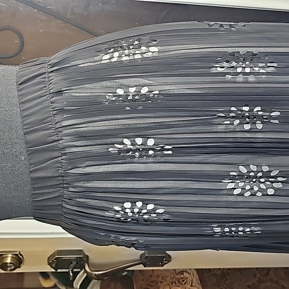 Black pleated skirt - Picture 3 of 9